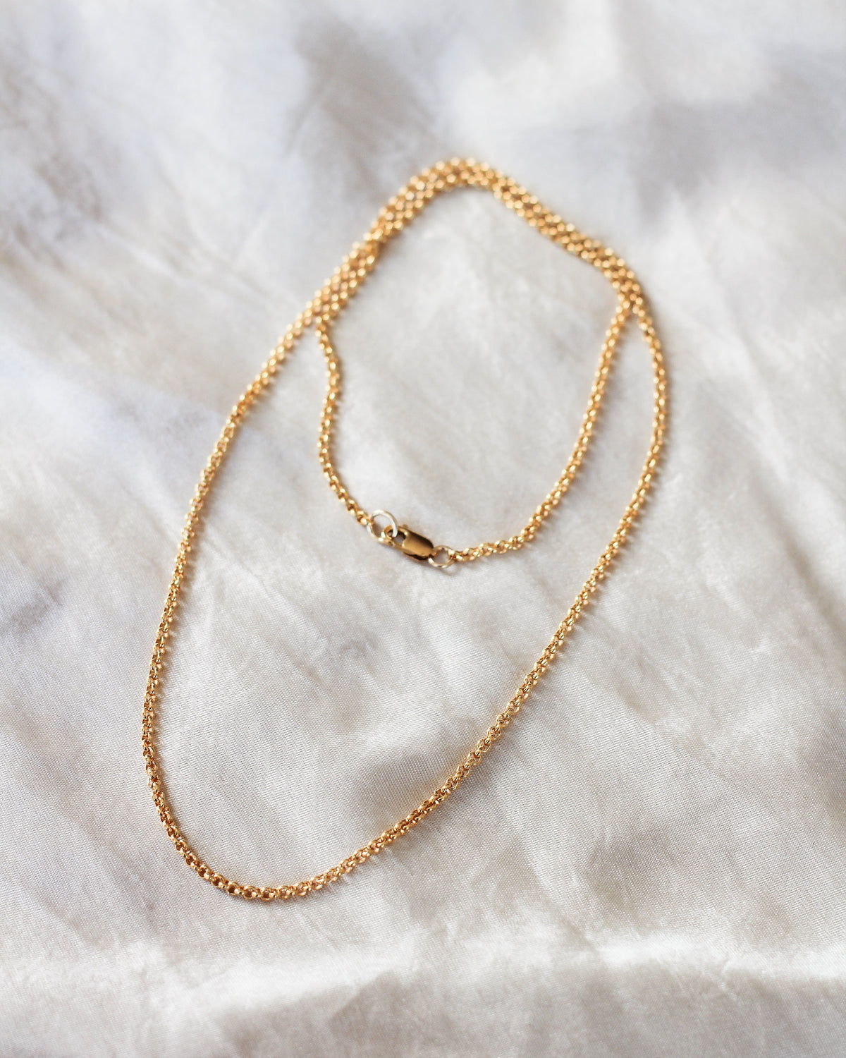 gold rolo chain detail