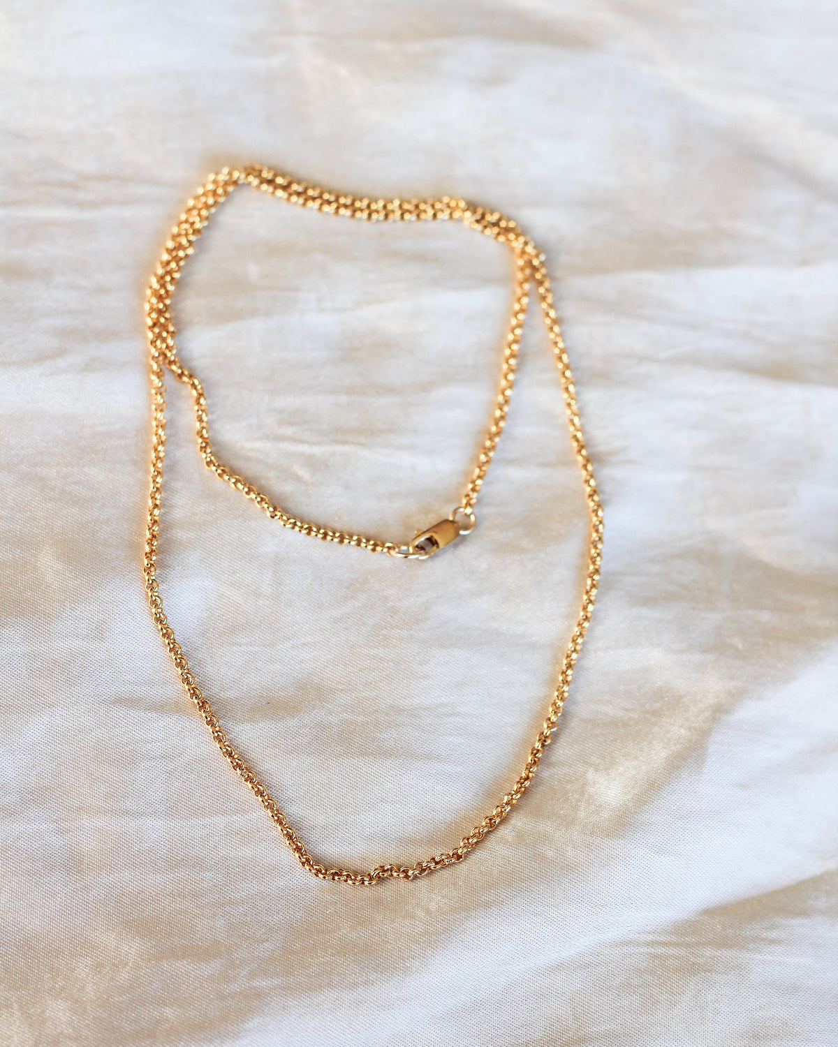 gold rolo chain detail