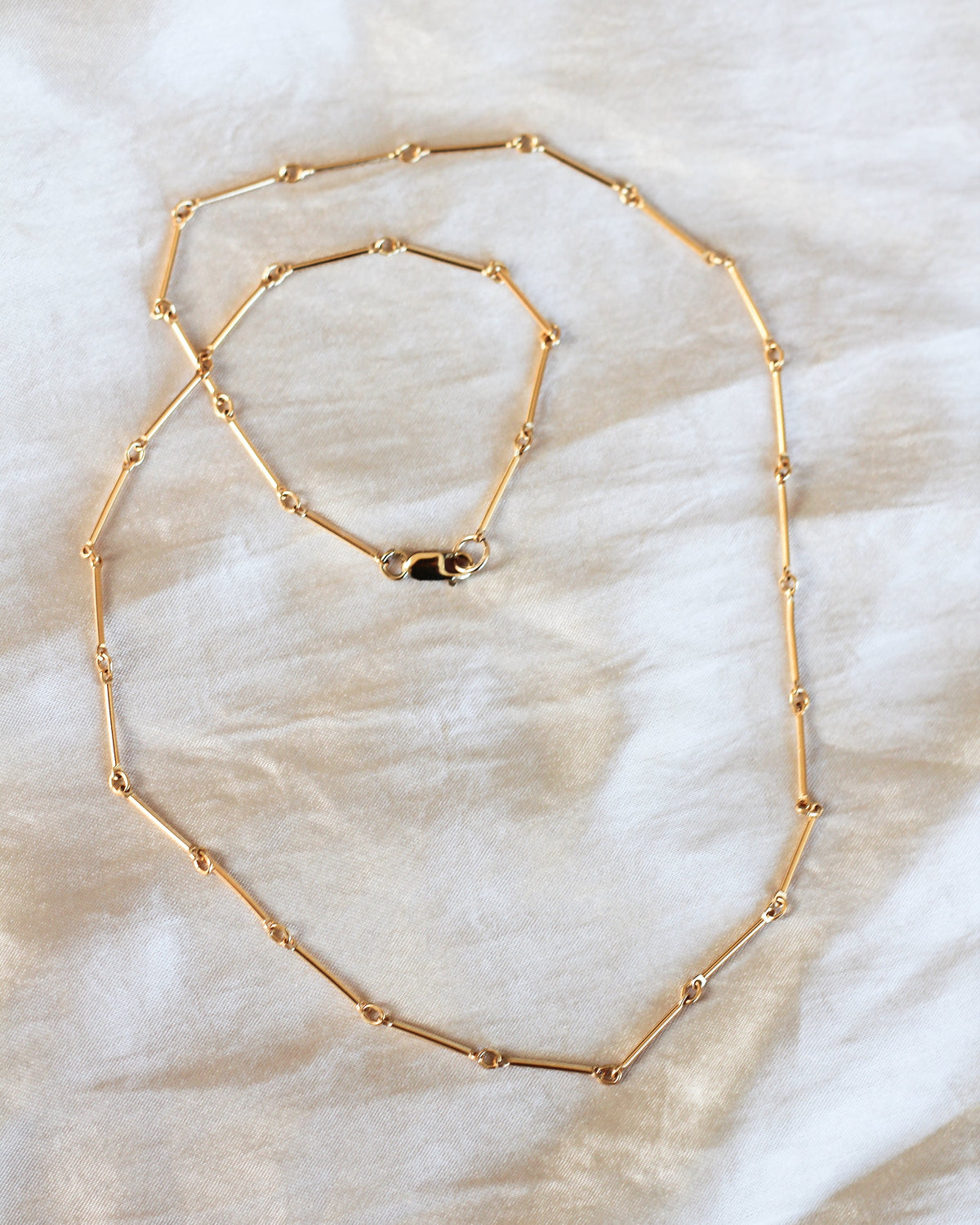 gold fill bar chain detail
